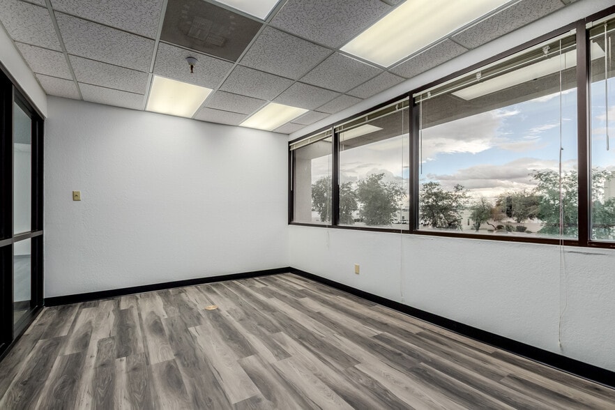 More Photos Of 104 S 54th St, Chandler Flex For Lease