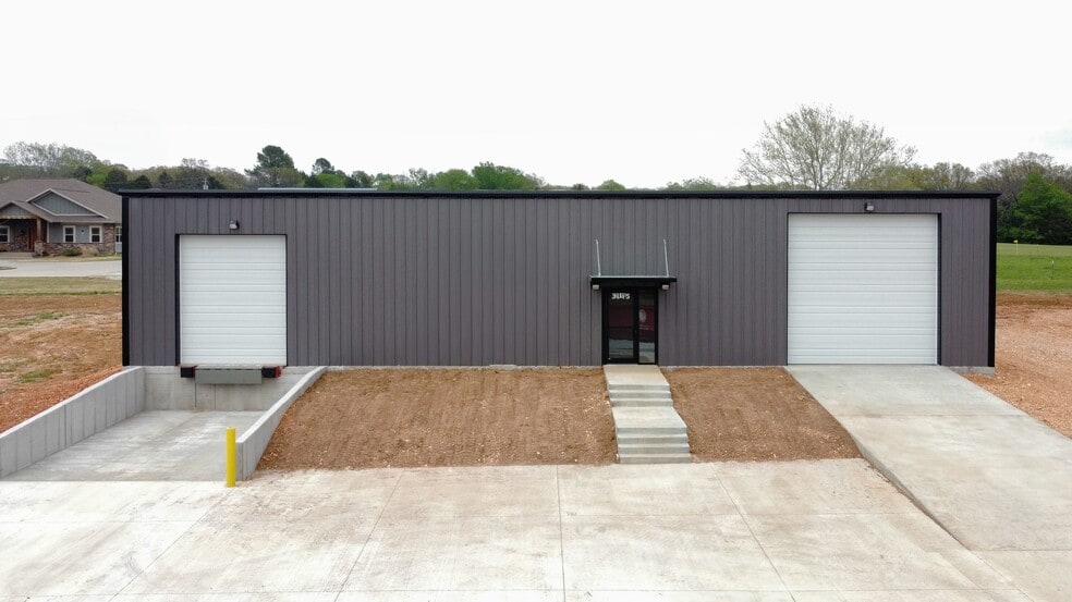 More Photos Of Old Wire Road & Basalt Lane, Fayetteville Flex For Lease