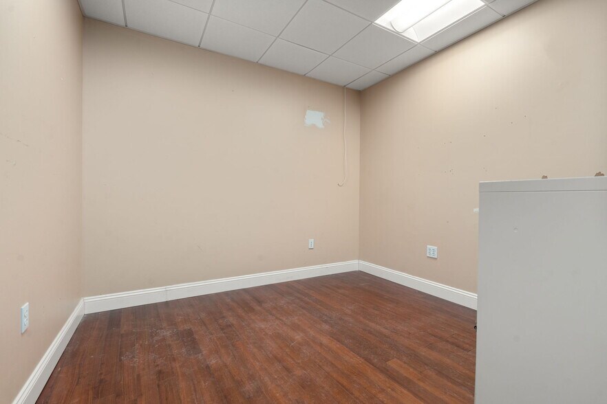 More Photos Of 285-285 Belmont St, Belmont General Retail For Sale