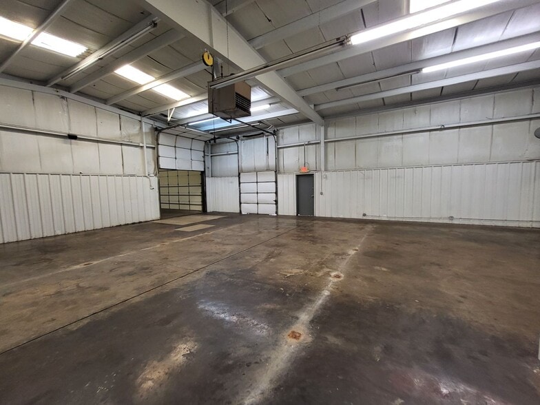 More Photos Of 4455 Woods and Sons Ave, Edmond Manufacturing For Lease