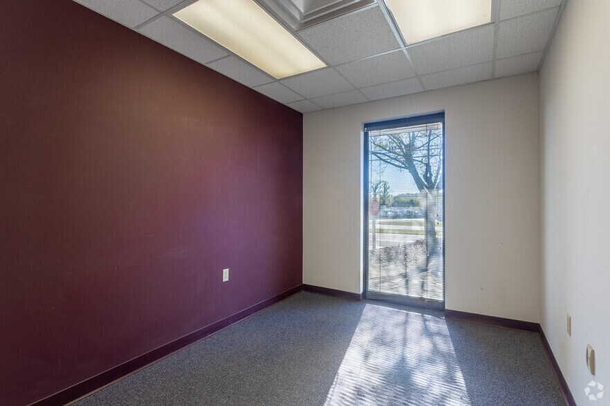 More Photos Of 5306-5346 Peters Creek Rd, Roanoke Showroom For Sale
