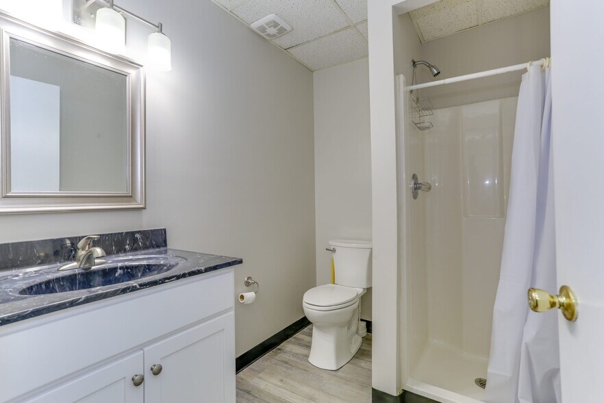 More Photos Of 1222 Executive Blvd, Chesapeake Showroom For Lease