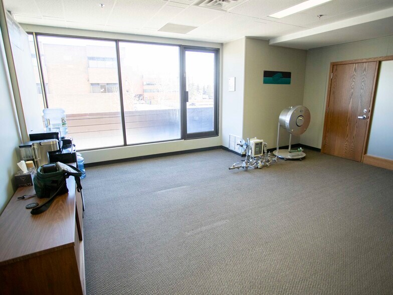 More Photos Of 3112 11th Ave NE, Calgary Office For Lease