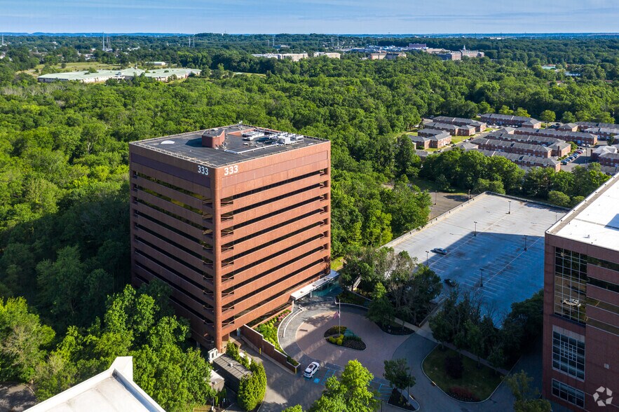 More Photos Of 333 Thornall St, Edison Loft Creative Space For Lease