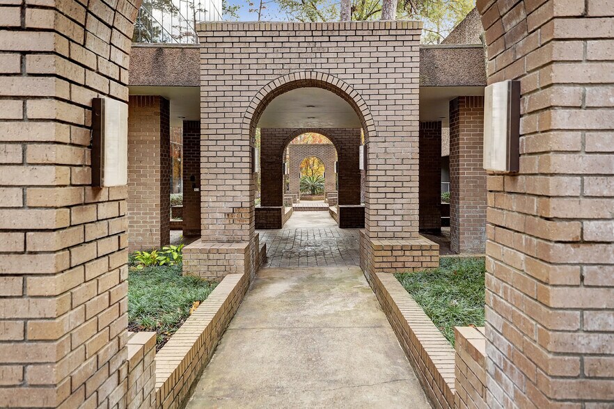 More Photos Of 2180 North Loop W, Houston Unknown For Lease