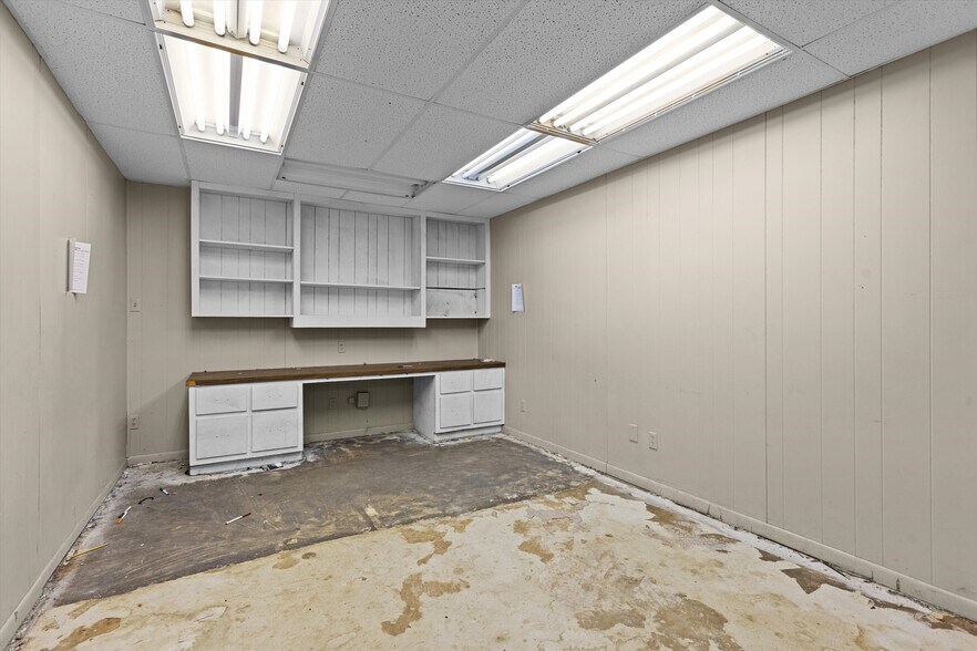 More Photos Of 600 Turner Dr, Palestine Warehouse For Sale