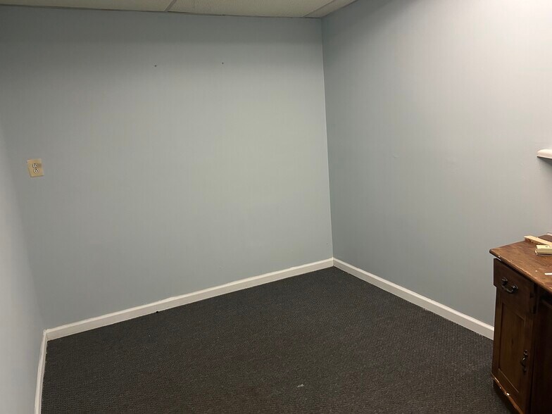 More Photos Of 3694 Horseblock Rd, Medford Storefront Retail Office For Lease