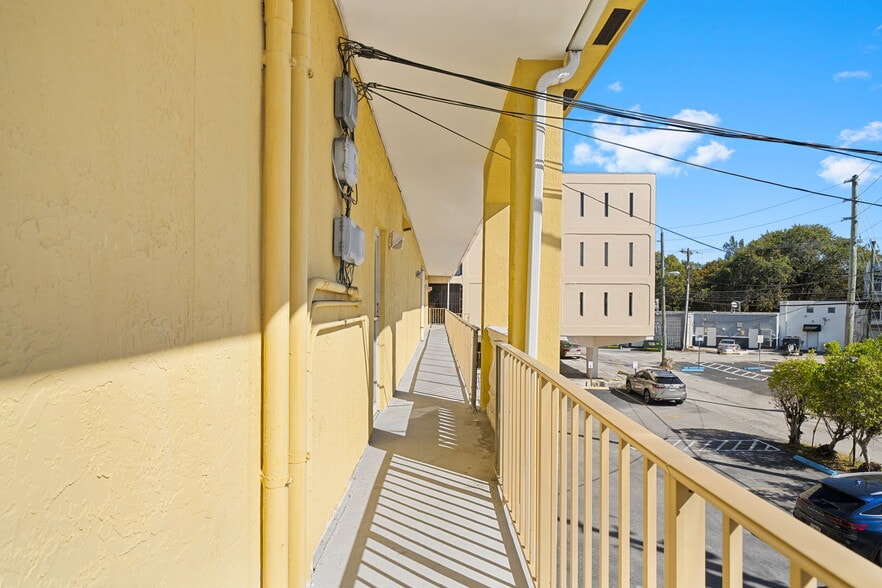 More Photos Of 430 S Dixie Hwy, Miami Office For Lease