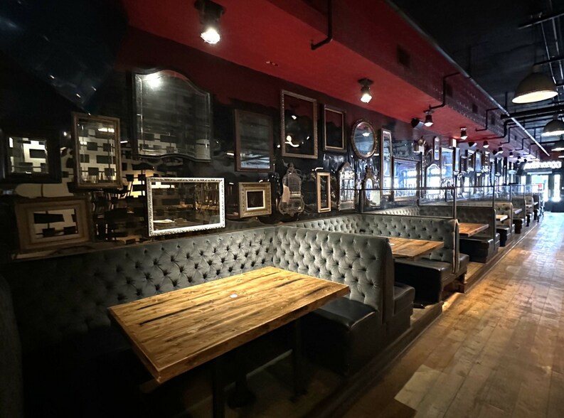 More Photos Of 616 Davis St, Evanston Storefront For Lease