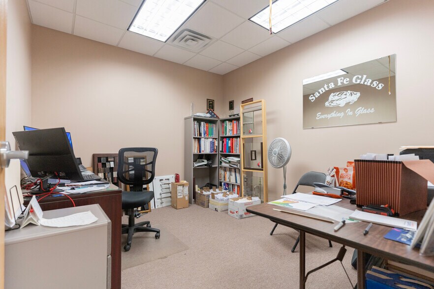 More Photos Of 1324-1328 SW Market St, Lee's Summit Warehouse For Lease