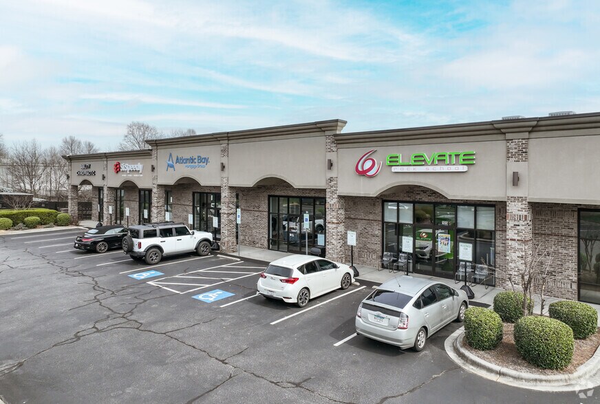 More Photos Of 131 Crosslake Park Dr, Mooresville Storefront For Lease