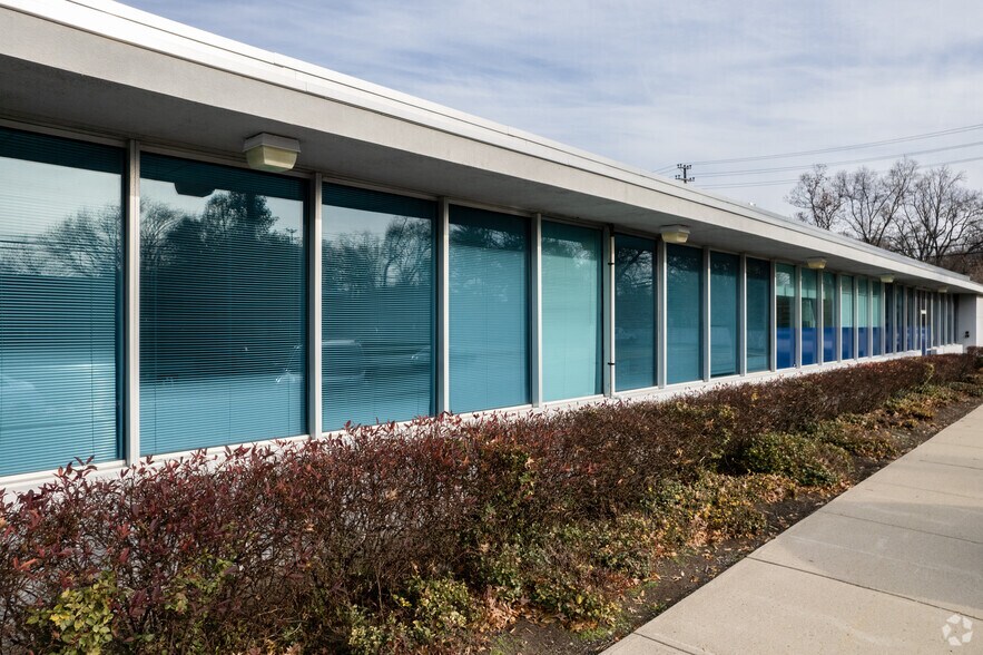 More Photos Of 15-01 Pollitt Dr, Fair Lawn Light Distribution For Lease