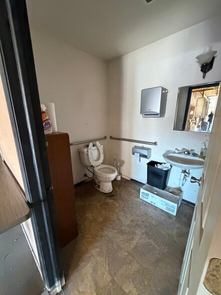 More Photos Of 1825 W Main St, Oklahoma City Warehouse For Sale