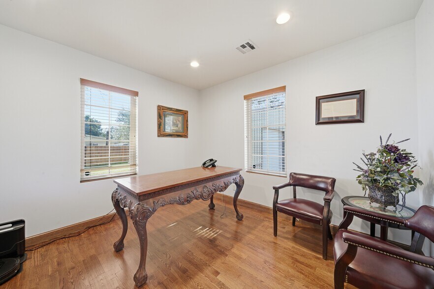 More Photos Of 601 S Cherokee St, Catoosa Office For Sale
