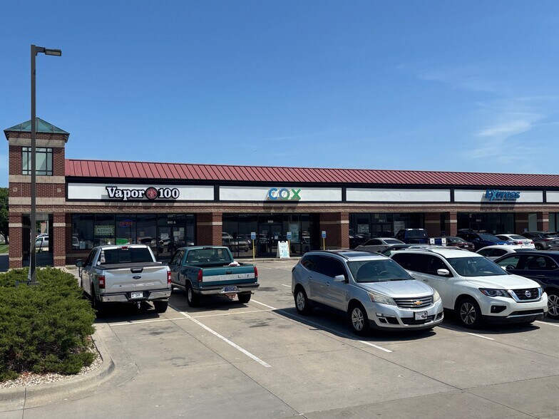 More Photos Of 900 Hayes Dr, Manhattan Storefront For Lease