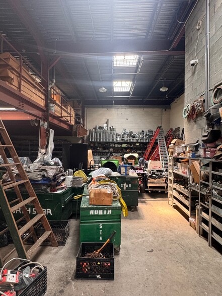 More Photos Of 48 Grattan St, Brooklyn Warehouse For Lease