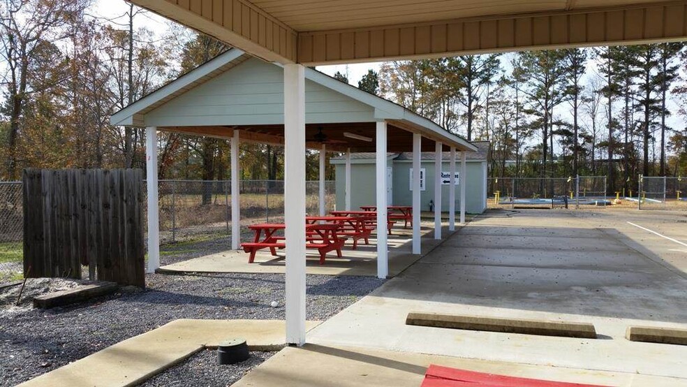 More Photos Of 998 Cedar Bluff Rd, Centre Hotel For Sale