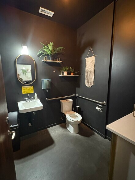 More Photos Of 537 SW 12th Ave, Portland Storefront For Lease