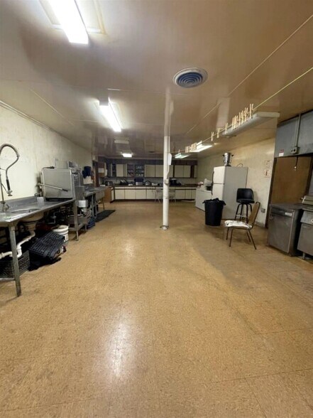 More Photos Of 327 E Main St, West Frankfort Freestanding For Lease