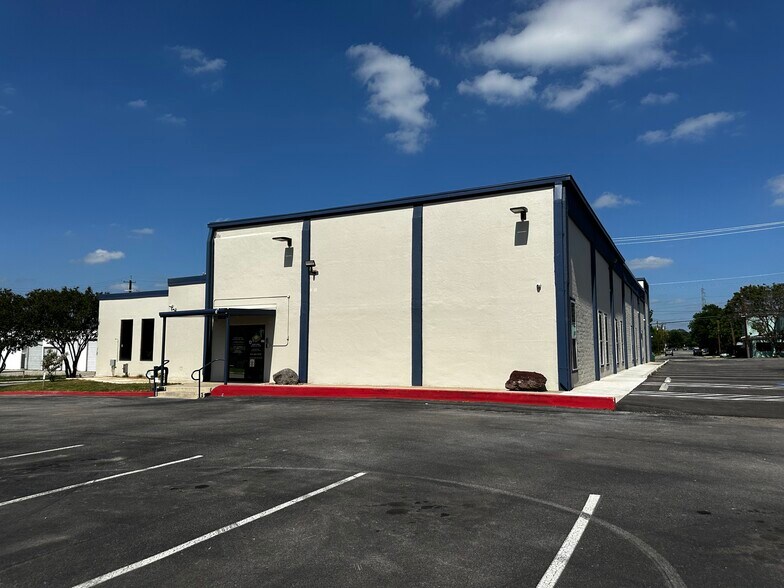 More Photos Of 4205 San Pedro Ave, San Antonio Schools For Lease