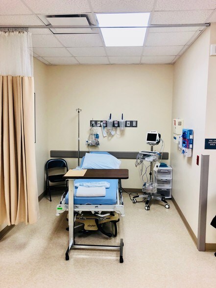 More Photos Of 1229 Creekway Dr, Sugar Land Medical For Lease