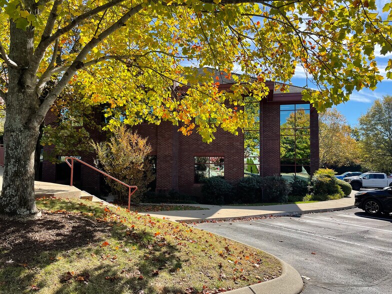 More Photos Of 213 Overlook Cir, Brentwood Office For Lease