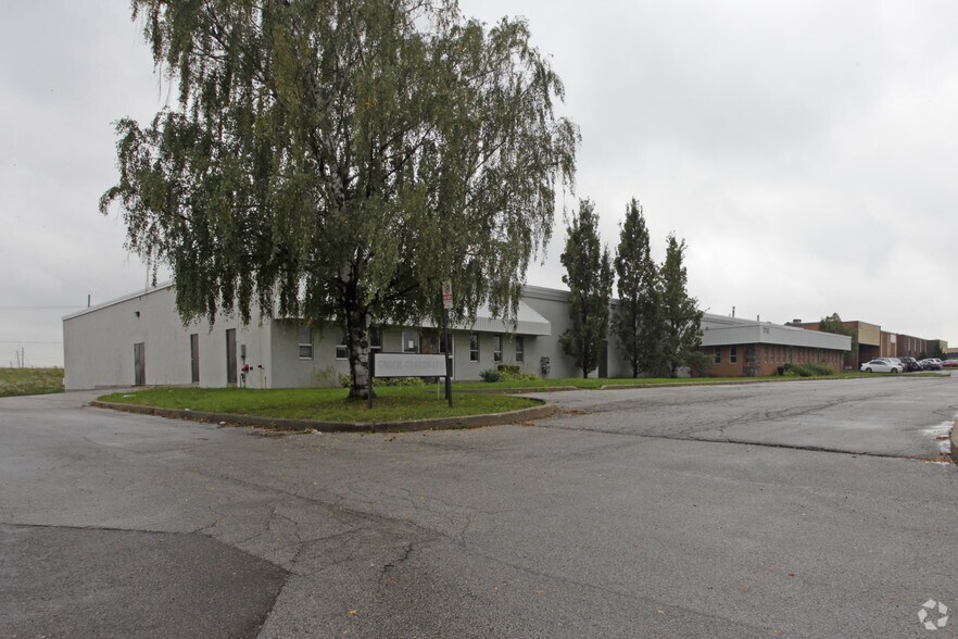 More Photos Of 2792-2806 Slough St, Mississauga Warehouse For Sale
