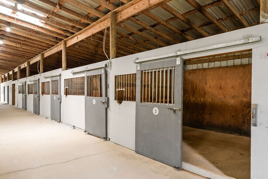 More Photos Of 1499 W Whitehall Rd, Cookeville Light Distribution For Sale