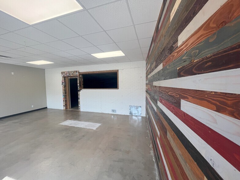 More Photos Of 7926 N May Ave, Oklahoma City Storefront Retail Office For Lease