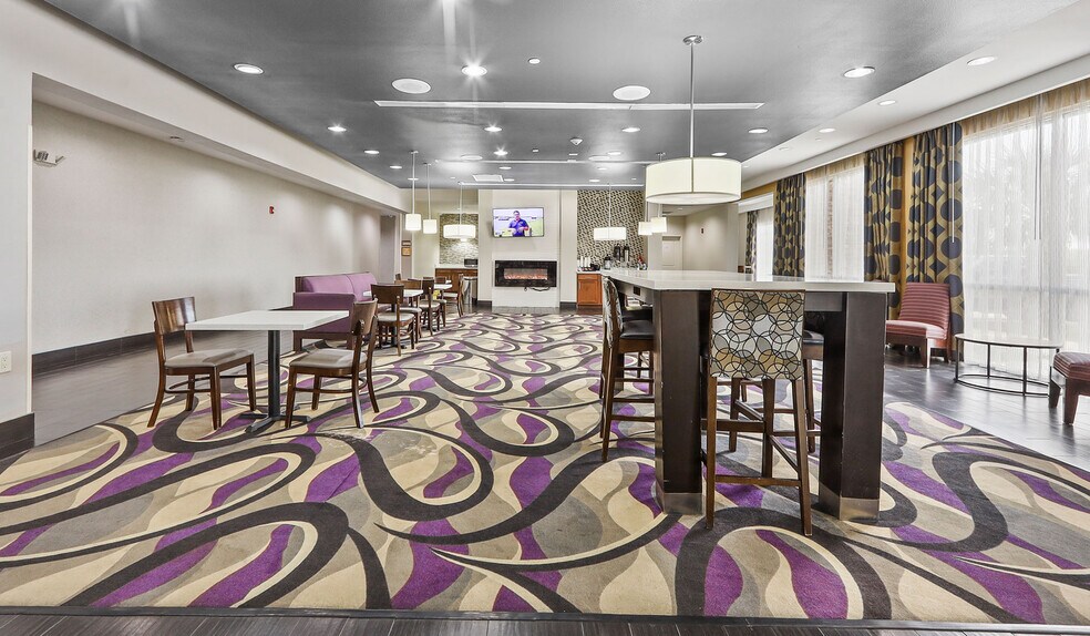 More Photos Of 203 E Highway 90, Luling Hotel For Sale