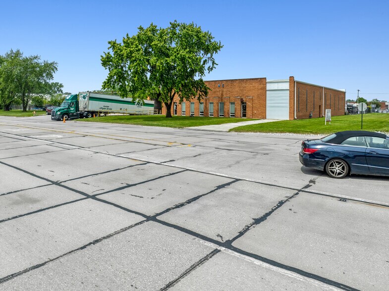 More Photos Of 2950 W 167th St, Markham Warehouse For Lease