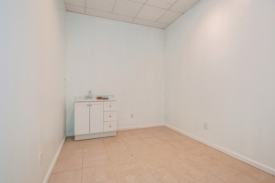 More Photos Of 149 Pierce St, Somerset General Retail For Lease