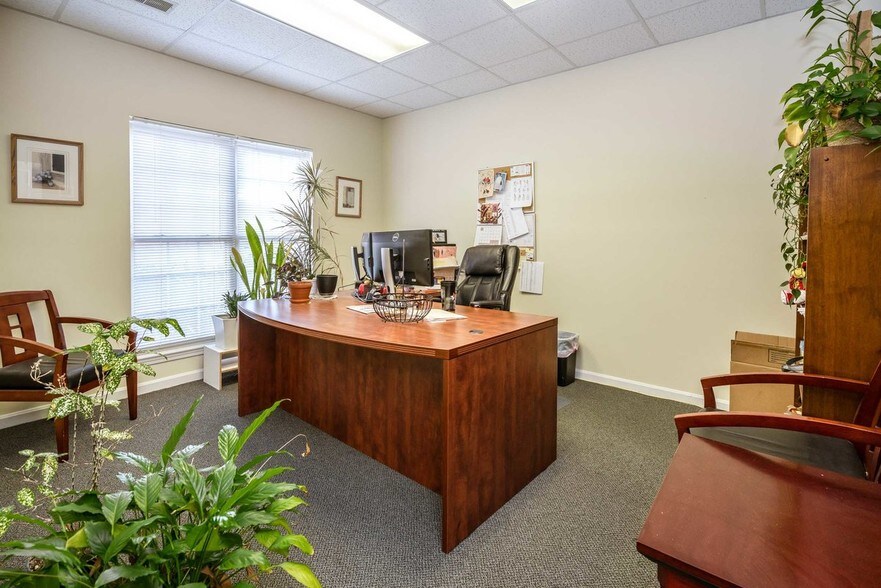 More Photos Of 1300 Gardiner Ln, Louisville Medical For Sale