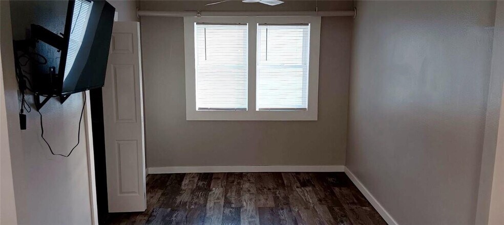 More Photos Of 600 E Mary St, Yates Center Apartments For Sale