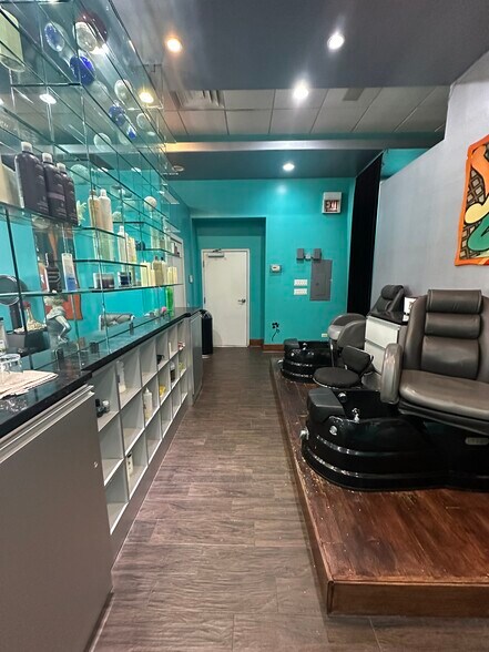 More Photos Of 801-807 W Randolph St, Chicago General Retail For Sale