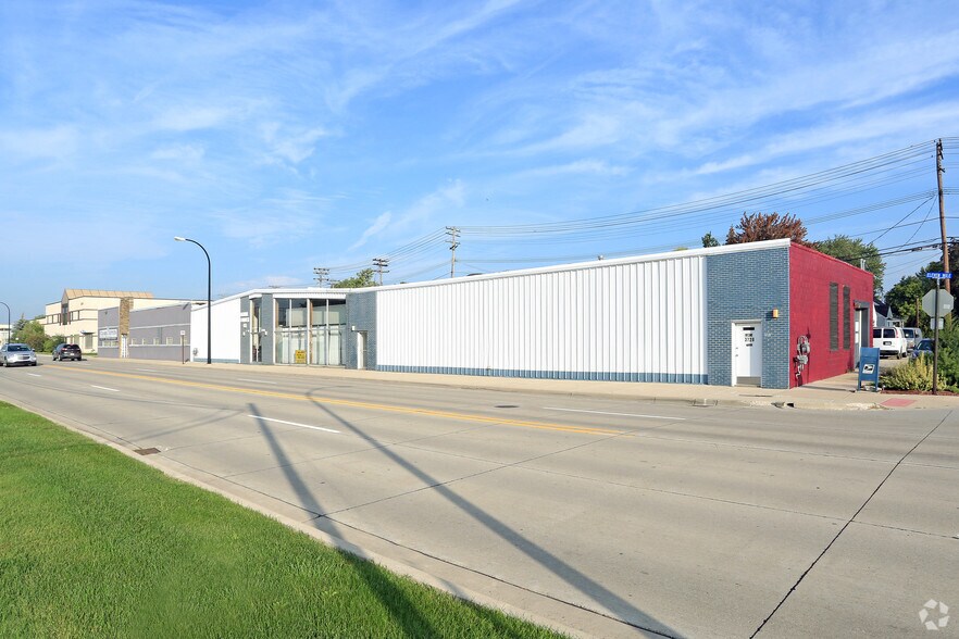 More Photos Of 3708-3750 11 Mile Rd, Berkley Distribution For Lease