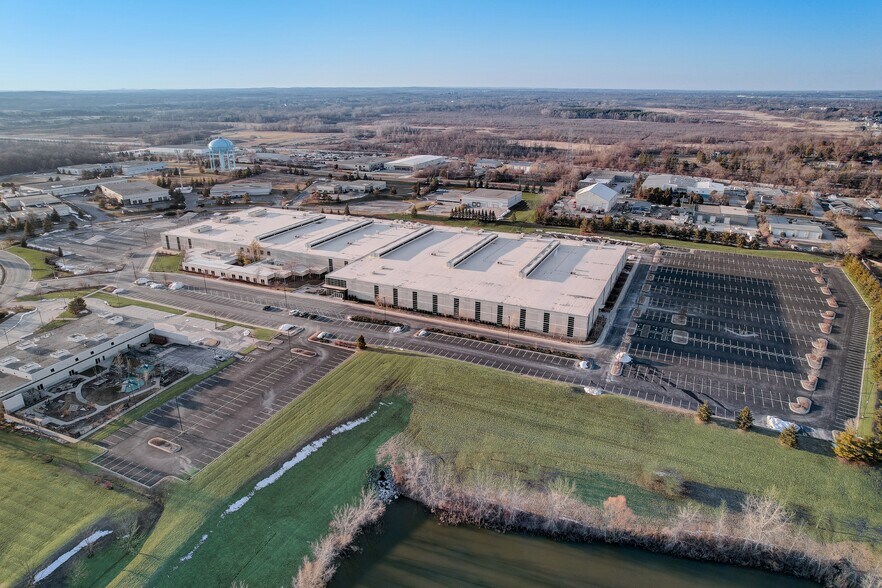 More Photos Of W165N5830 Ridgewood Dr, Menomonee Falls Distribution For Lease