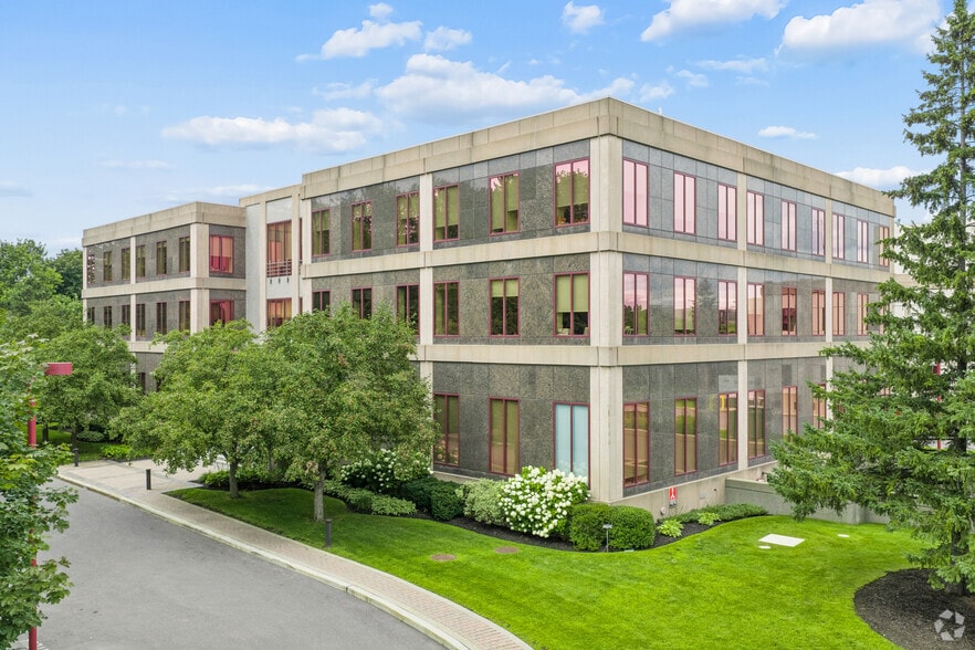 More Photos Of 275 Boul Armand-Frappier, Laval Office For Lease