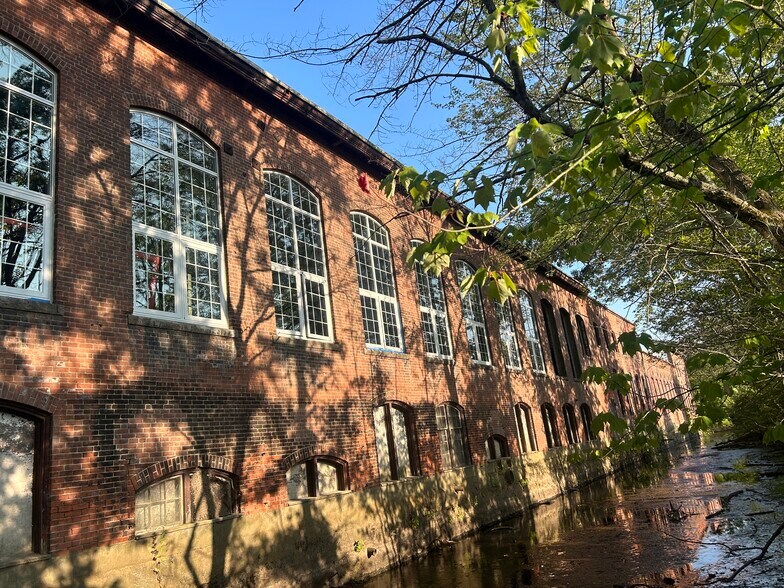 More Photos Of 70 Moshassuck Rd, Lincoln Manufacturing For Lease