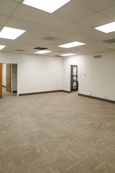 More Photos Of 301-305 S Pioneer Dr, Abilene Office For Lease