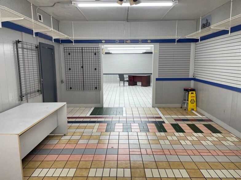 More Photos Of 433 S Main St, Swainsboro Showroom For Sale
