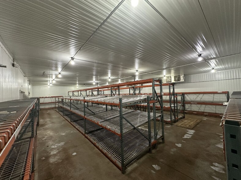 More Photos Of 2402 W Market St, Bloomington Refrigeration Cold Storage For Lease