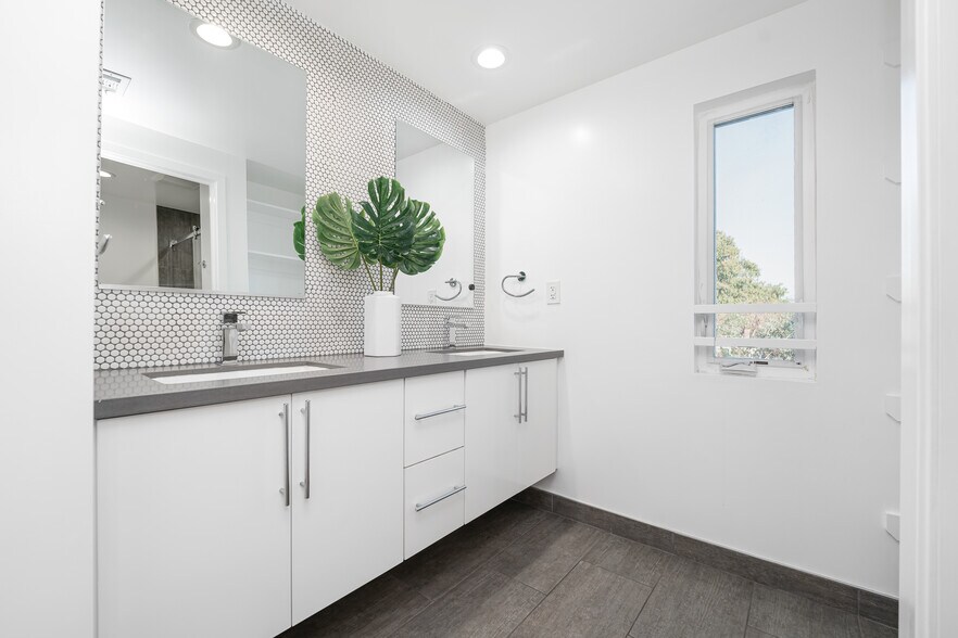 More Photos Of 10706 Camarillo St, Toluca Lake Apartments For Sale