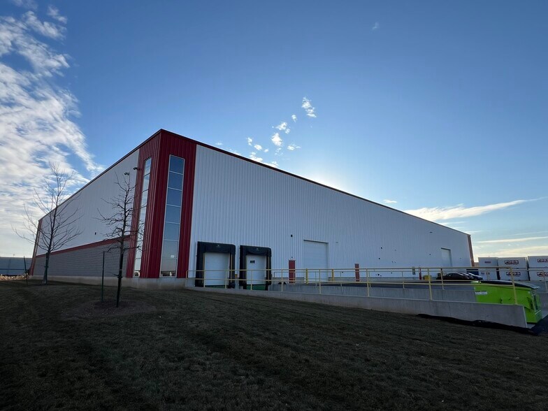 More Photos Of 2801 W Evergreen Dr, Appleton Warehouse For Lease