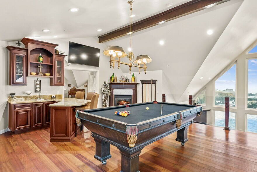 More Photos Of 266 Dolphin Dr, Whitethorn Hotel For Sale