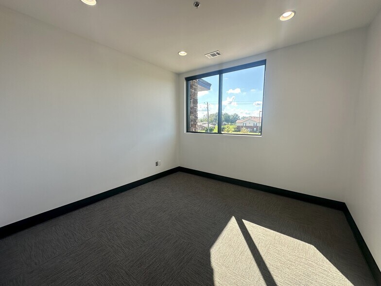 More Photos Of 1001 30th Ave, Northport Office For Lease