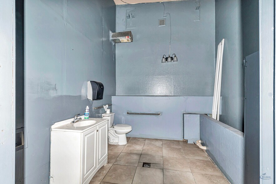 More Photos Of 3636 Andrews Hwy, Odessa Storefront For Lease