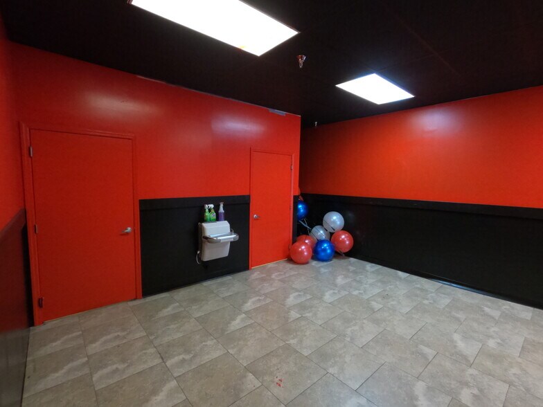 More Photos Of 7685 Pines Blvd, Pembroke Pines Showroom For Lease