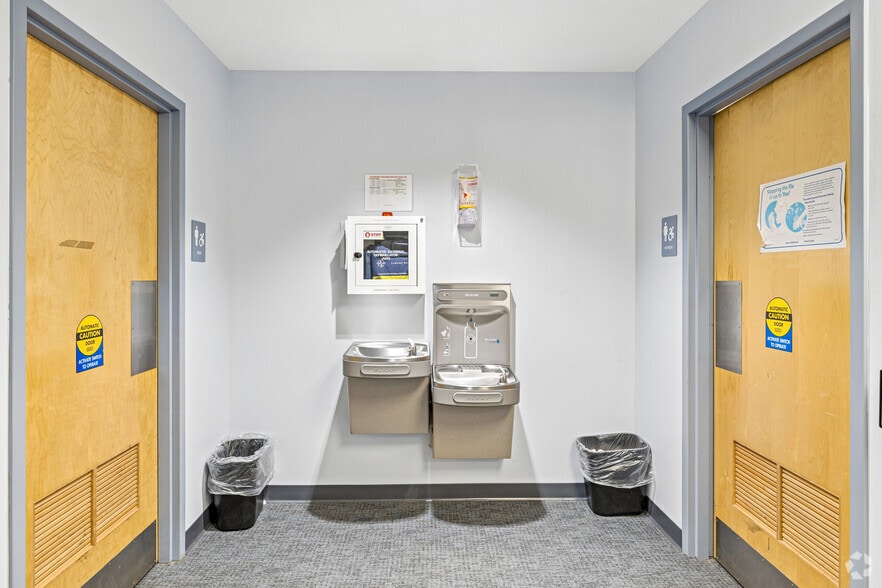 More Photos Of 10B Airline Dr, Albany Office For Sale