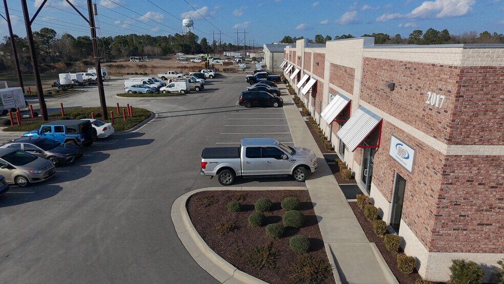 More Photos Of 2011 Corporate Dr, Wilmington Showroom For Lease